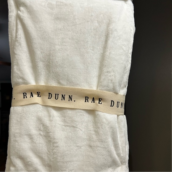 NWT RAE DUNN EVERYONE IS WELCOME HERE RAINBOW 🌈 EMBROIDERED PLUSH THROW - Picture 4 of 13